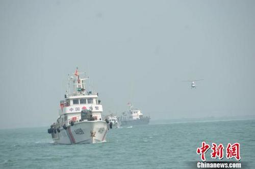 资料图：海空编队在珠江口整治海域倾废。索有为 摄