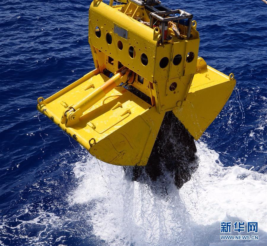 （图文互动）（1）“向阳红01”科考船采集到3吨重硫化物破中国纪录