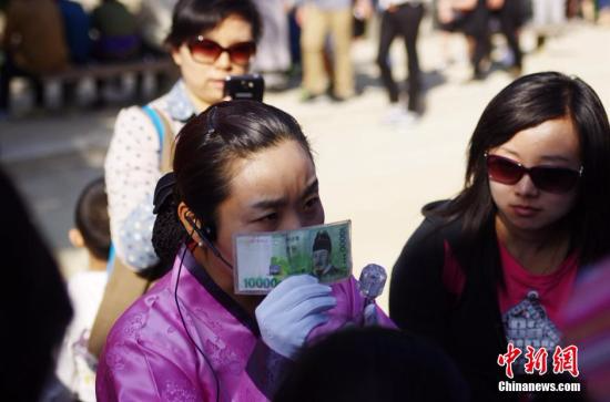 资料图：韩国首尔景福宫内一位汉语导游正向中国游客介绍韩文的由来。 <span target='_blank' href='http://www.chinanews.com/'></div>中新社</span>发 贾天勇 摄