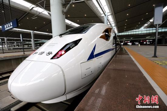 11月22日，55251次动车组试验列车整装待发。当日，中国首条穿越秦岭的高速铁路——西成高铁进入全线拉通试验阶段，这也是西成高铁首次实现西安至成都的高铁全线拉通。 <span target='_blank' href='http://www.chinanews.com/'></div>中新社</span>记者 张远 摄