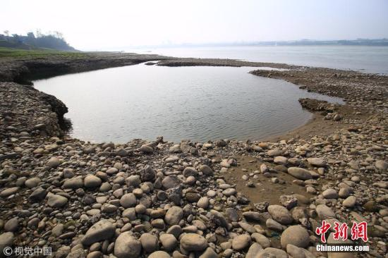 资料图：湖北宜昌猇亭江段裸露的江滩。周建平摄 图片来源：视觉中国