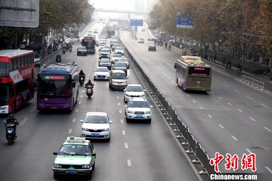 2017年12月4日，郑州市机动车单双号限行首日，市区车辆明显减少。　王中举 摄