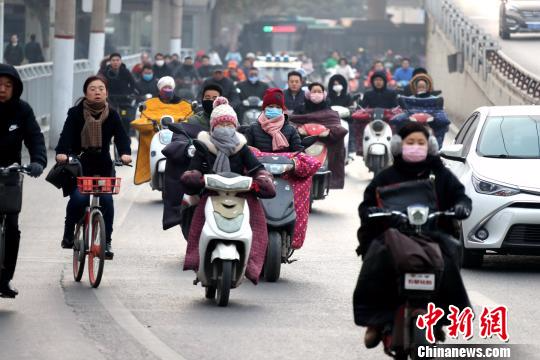 2017年12月4日，郑州市机动车单双号限行首日，市民多选择了电动车出行。　王中举 摄