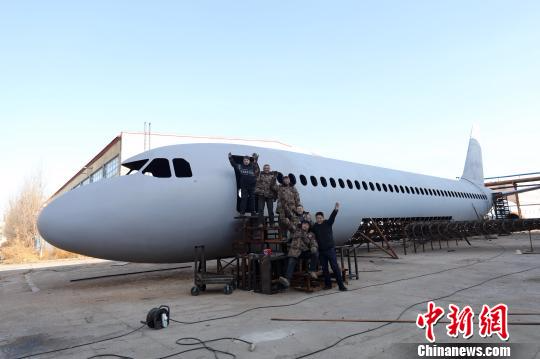 辽宁铁岭6位农民历时一年制成“空客A320”，完工前夕在飞机前合影。　杨也迅 摄