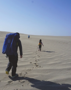 “最小背包客”徒步沙漠。