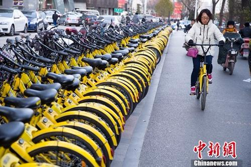 资料图：山西太原，民众正在使用共享单车。 <span target='_blank' href='http://www.chinanews.com/'></div>中新社</span>记者 张云 摄