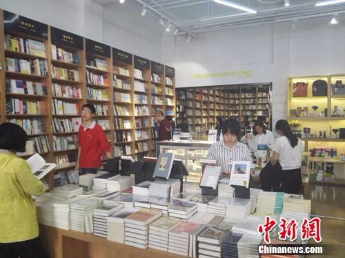 资料图：北京“言几又”书店内，不少人正在浏览图书。上官云 摄