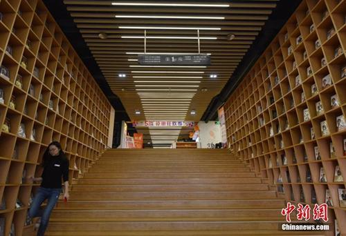 资料图：位于福州鳌峰书城的新华书店，经过重新装修后焕然一新。店内设有咖啡厅，并提供舒适的桌椅供客人阅读，令顾客在此流连忘返。吕明 摄