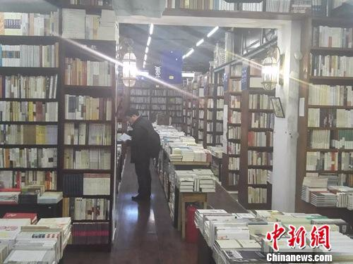 资料图：北京万圣书园店内，读者正在认真选书。上官云 摄