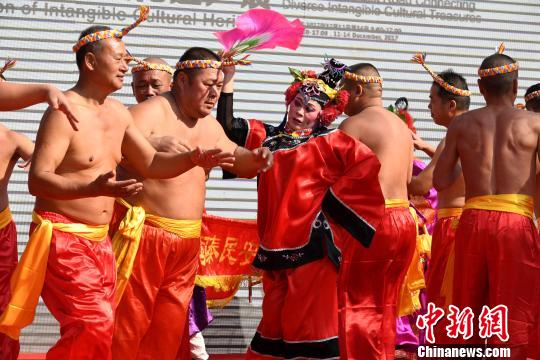 海上丝绸之路非物质文化遗产展开幕式上，拍胸舞表演闽南风情浓。　王东明 摄