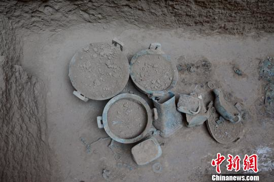 图为一座墓室的器物。陕西省考古研究院供图
