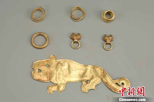 图为出土的金器。陕西省考古研究院供图