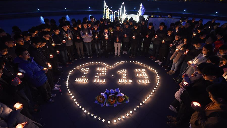 南京：大学生开展“烛光祭”等活动