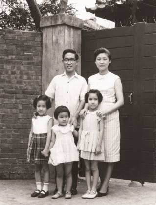 ▲资料图片：1964年厦门街故居门前，余光中夫妇与珊珊、幼珊、佩珊。