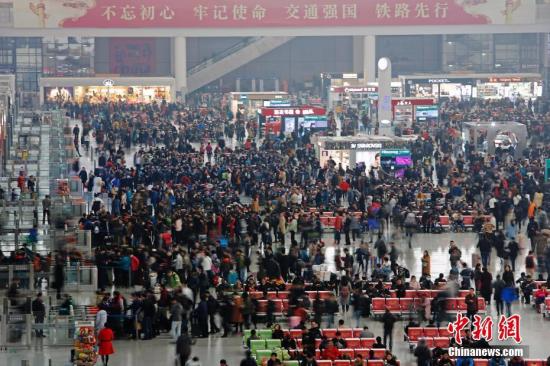 12月4日，旅客在铁路上海虹桥站乘坐高铁列车前往全国各地。。<a target='_blank' href='http://www.chinanews.com/'></table>中新社</a>记者 殷立勤 摄