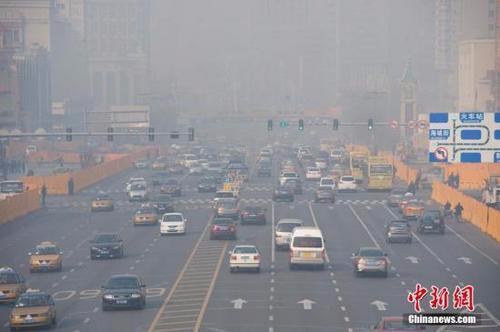 资料图：雾霾天气下的哈尔滨主城区。<a target='_blank' href='http://www.chinanews.com/'></table>中新社</a>记者 于琨 摄