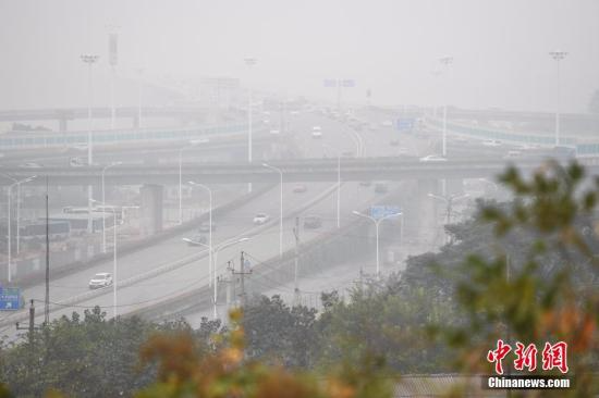 资料图：雾霾突袭湖南长沙。杨华峰 摄