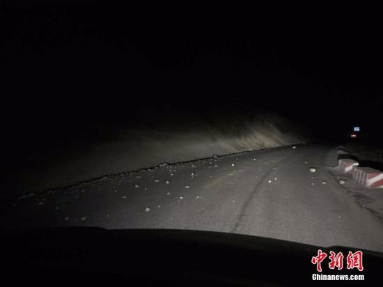 资料图：震区公路上的碎石。青海省地震局供图 　
