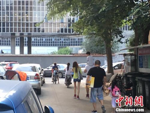 资料图：北京某幼儿园门口，家长接孩子放学。<span target='_blank' href='http://www.chinanews.com/' ></div>中新网</span>记者 汤琪 摄