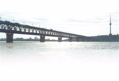 雄伟的武汉长江大桥。本报记者 程远州摄
