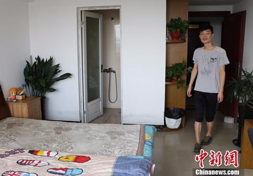 资料图：台州玉环一名小伙展示自己通过当地租房平台找到的房子。<span target='_blank' href='http://www.chinanews.com/'></div>中新社</span>记者 王刚 摄