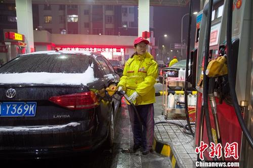 12月14日，山西太原，加油站工作人员给车辆加油。当日，中国国家发改委发布通知表示，中国国内汽、柴油价格不作调整。这是继上轮调价搁浅之后，油价迎来“两连停”，这也是2017年中国国内成品油调价第8次搁浅。<a target='_blank' href='http://www.chinanews.com/'></table>中新社</a>记者 张云 摄