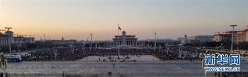 1月1日晨，北京天安门广场举行隆重的升国旗仪式，这是由人民解放军担负国旗护卫任务后，首次举行的升旗仪式。来自全国各地的数万名群众观看新年第一次升国旗仪式。新华社记者 李刚 摄