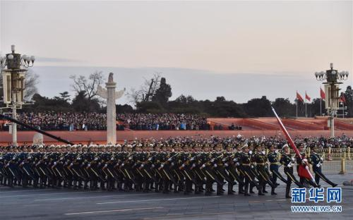 1月1日晨，北京天安门广场举行隆重的升国旗仪式，这是由人民解放军担负国旗护卫任务后，首次举行的升旗仪式。来自全国各地的数万名群众观看新年第一次升国旗仪式。新华社记者 罗晓光 摄