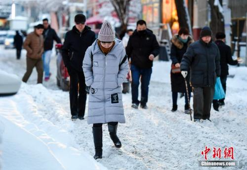 资料图：12月28日清晨，新疆乌鲁木齐市经过一夜的降雪过后，民众在雪中小心翼翼行走。<span target='_blank' href='http://www.chinanews.com/'></div>中新社</span>记者 刘新 摄