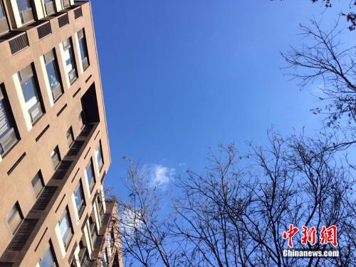2017年12月7日，北京空气质量较好，图为北京丰台区某小区拍到的蓝天。<span target='_blank' href='http://www.chinanews.com/' ></div>中新网</span> 邱宇 摄