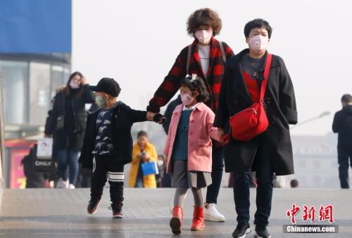 2016年12月19日，北京被雾霾笼罩，民众戴防雾霾口罩出行。 <span target='_blank' href='http://www.chinanews.com/'></div>中新社</span>记者 杜洋 摄