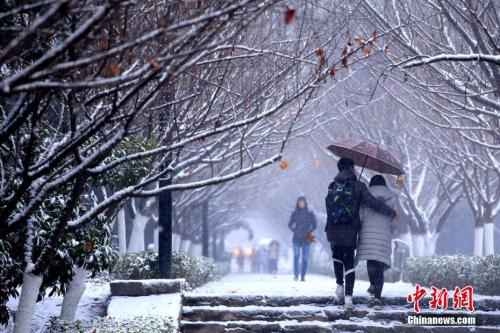 1月3日，西安迎来今年的第一场降雪，纷飞的雪花使整个古城“银装素裹”，当地民众乐赏美丽雪景。王晓凯 摄