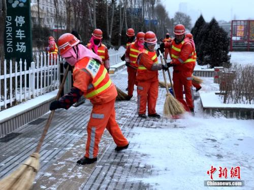 1月3日上午8时，青海全省有13个测量站出现了降雪。图为西宁市环卫工人清扫人行道。<span target='_blank' href='http://www.chinanews.com/'></div>中新社</span>记者 孙睿 摄