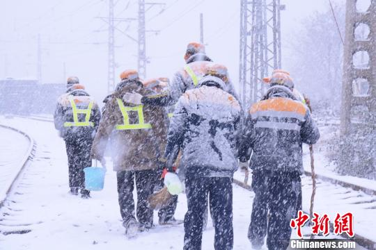 资料图：铁路工作人员进行除雪防冻作业。周博伦 摄