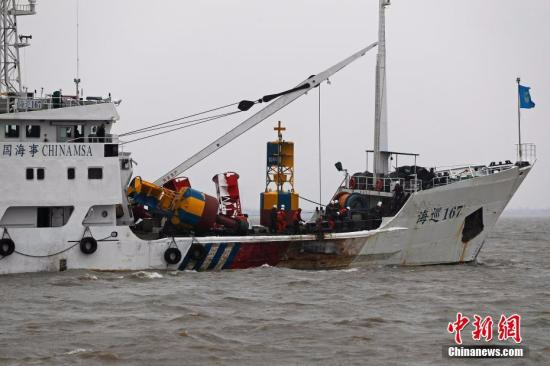 1月3日，吴淞海事局海事巡逻船正在事故海域进行临时航道管理。<a target='_blank' href='http://www.chinanews.com/'></table>中新社</a>记者 殷立勤 摄