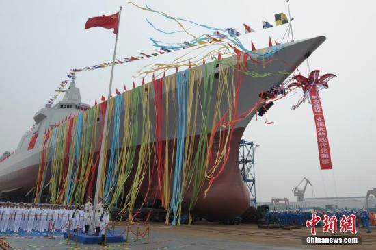 资料图：中国新型万吨级驱逐舰首舰下水 。 莫小亮 摄