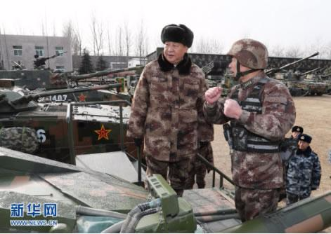 　　1月3日，中共中央总书记、国家主席、中央军委主席习近平视察中部战区陆军某师。这是习近平登上99A坦克，详细了解装备战技性能。