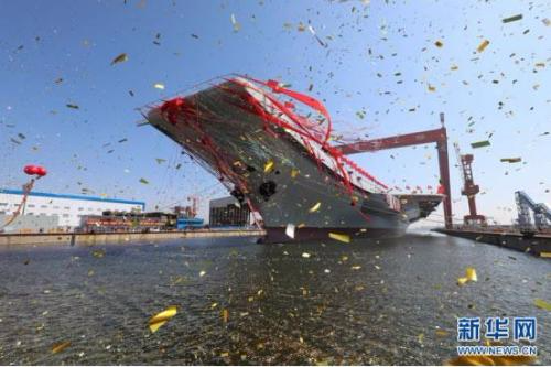 　　2017年4月26日，我国第二艘航空母舰下水仪式在中国船舶重工集团公司大连造船厂举行。图为航空母舰下水仪式现场。