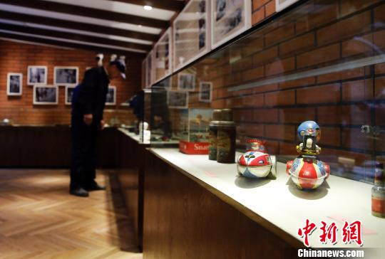 馆内摆放着各种不同年代的老上海物件。　汤彦俊 摄