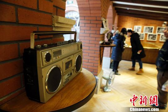 上海西王花园弄堂博物馆内摆放着各种不同年代的老上海物件。　汤彦俊 摄