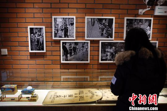 上海老照片吸引参观者。　汤彦俊 摄