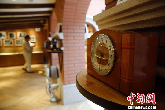 该弄堂博物馆面积约为120平方米，馆内摆放着各种不同年代的老上海物件。　汤彦俊 摄