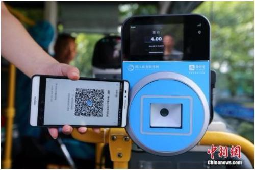 2016年8月16日，杭州民众搭公交没带公交卡和零钱，可刷支付宝乘坐。<span target='_blank' href='http://www.chinanews.com/'></div>中新社</span>发 许康平 摄