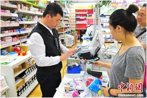 2017年7月3日，在东京著名繁华街区涩谷的一家商店内，顾客尝试用来自中国企业的“扫码支付”付款。 <span target='_blank' href='http://www.chinanews.com/'></div>中新社</span>记者 吕少威 摄