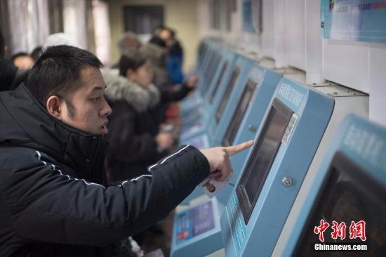1月4日，山西太原火车站，使用网络购票的旅客在自动取票机上领取火车票。<span target='_blank' href='http://www.chinanews.com/'></div>中新社</span>记者 韦亮 摄