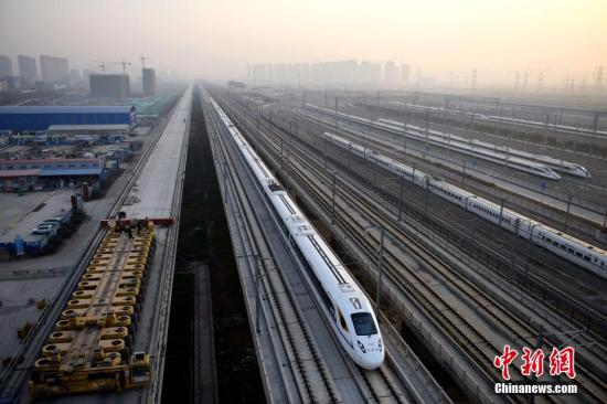 2017年12月6日8时22分，D4251次动车组列车离开西安北站向南驶去，西安至成都高铁正式开通运营。 韩正阳 摄