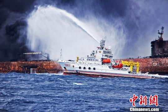 12日上午10时25分，现场灭火作业第三次启动，画面中“东海救117”轮向“桑吉”轮喷射泡沫降温灭火。上海海上搜救中心供图 殷立勤 摄
