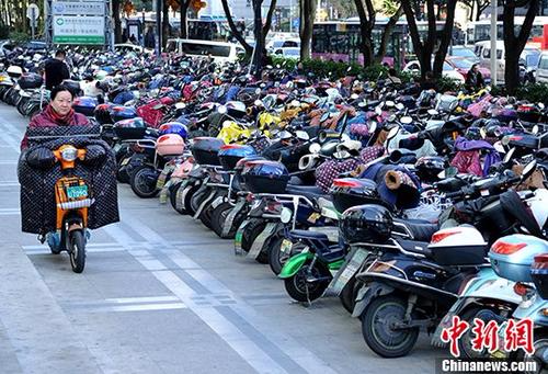 1月16日，福州市民从停车场骑电动车准备出行。 <span target='_blank' href='http://www.chinanews.com/'></div>中新社</span>记者 张斌 摄