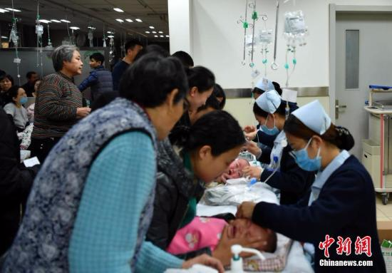 1月5日，河北省儿童医院呼吸科大厅内，抱着孩童前来看病的父母们摩肩接踵。<a target='_blank' href='http://www.chinanews.com/'></table>中新社</a>记者 翟羽佳 摄