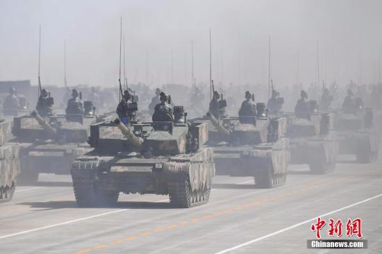 2017年7月30日，庆祝中国人民解放军建军90周年阅兵在位于内蒙古的朱日和训练基地举行。图为坦克方队接受检阅。 <a target='_blank' href='http://www.chinanews.com/'></table>中新社</a>记者 崔楠 摄